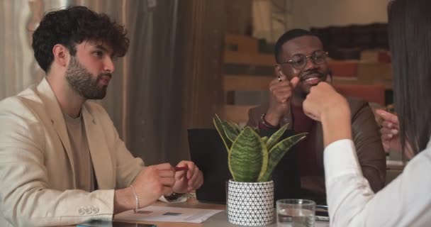 Närbild Skott Affärsmän Diskuterar Projektdetaljer Ett Café Bar Kontoret Kamera — Stockvideo