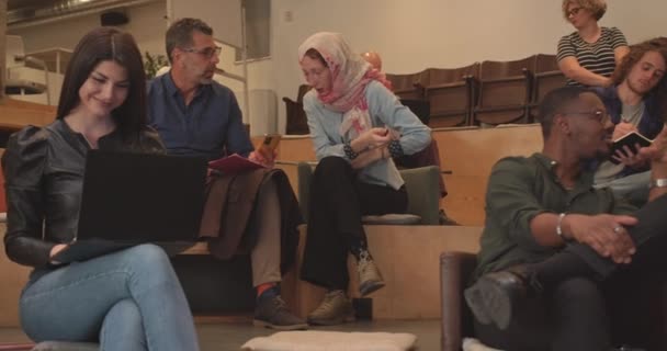 Een Diverse Groep Mensen Die Verschillende Leeftijden Rassen Religies Omvat — Stockvideo