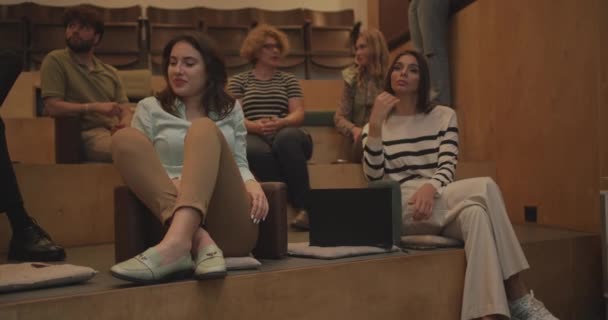 Emberek Nagy Csoportja Vesz Részt Egy Üzleti Szemináriumon Miközben Egy — Stock videók