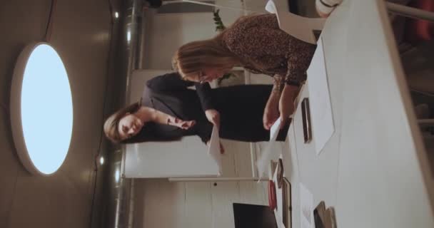 Великолепная Женщина Бизнес Тренер Помогает Группе Бизнес Сотрудников После Лекции — стоковое видео