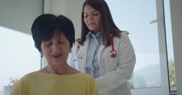 Uma Mulher Idosa Paciente Respira Profundamente Enquanto Seu Médico Cuidados — Vídeo de Stock
