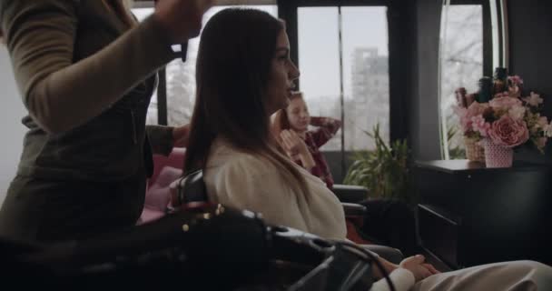 Close Van Twee Meisjes Kammen Haar Voorbereiding Voor Hairstyling Trucking — Stockvideo