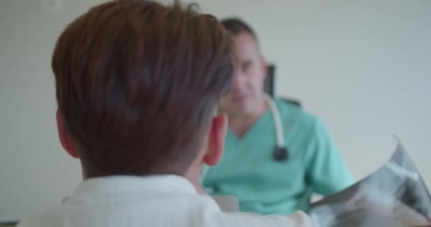 환자는 자신의 전문가에게 자신의 문제를 설명하고있다 전문의인 의사는 환자와 Ray — 비디오
