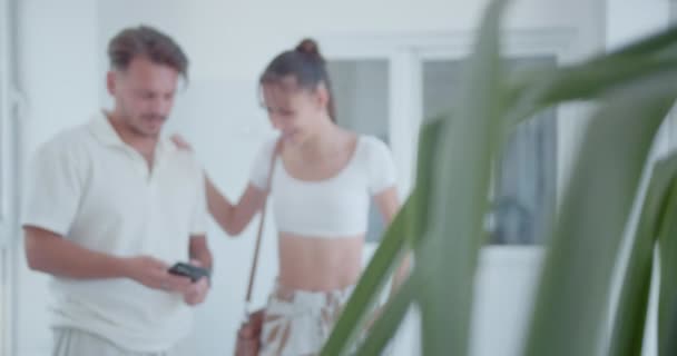 Junge Patienten Ein Paar Das Telefon Etwas Beobachtet Während Krankenhausflur — Stockvideo