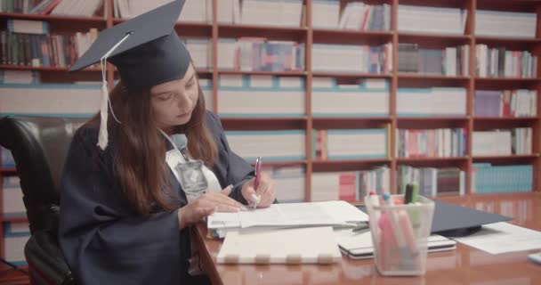 도서관에서 서류를 졸업생 행복한 — 비디오