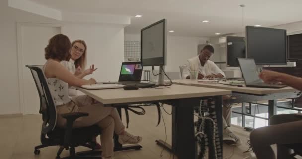 Esta Escena Edificante Una Cámara Captura Compromiso Trabajo Entre Colegas — Vídeos de Stock