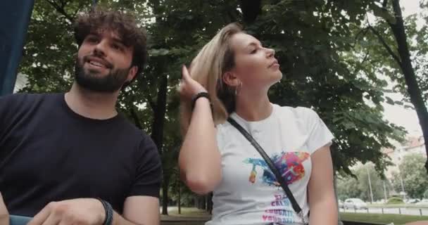 Mužské Ženské Studenty Flirtování Při Debatě Přednášky Spolu Sedí Lavičce — Stock video