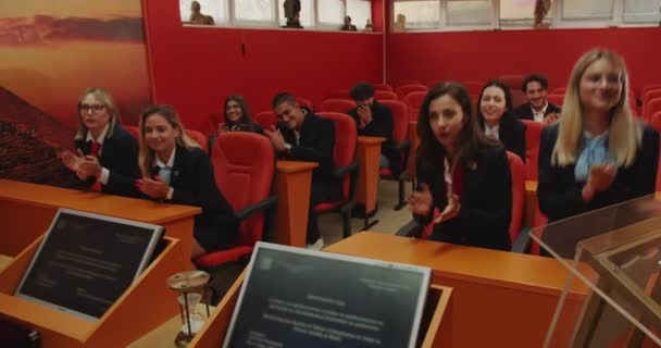 Profesorowie Studenci Widowni Wstać Oklaskiwać Ucznia Pomyślne Zdanie Egzaminu Dyplomowego — Wideo stockowe