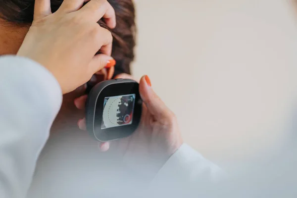 Pekerja Kesehatan Klinik Melakukan Pemeriksaan Memeriksa Penglihatan Pendengaran Dan Tenggorokan — Stok Foto
