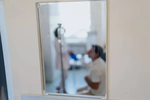 患者の血糖値をチェックし 血圧を測定し 聴覚試験を実施する 病院クリニックでは 検査やラボ検査を含む包括的な医療サービスを提供しています — ストック写真