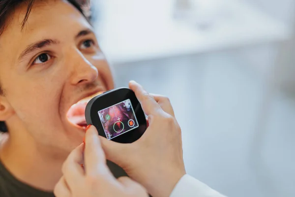 Dokter Memeriksa Tenggorokan Pasien Menggunakan Video Laringoskop Tutup Foto — Stok Foto