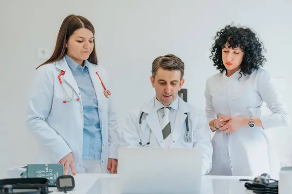 Ervaren Arts Die Gezondheidsdiagnose Analyseert Medische Testresultaten Verklaart — Stockfoto