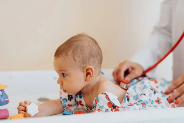 Kinderarts Bezoekt Baby Voor Een Grondig Onderzoek Diagnose Een Zorginstelling — Stockfoto