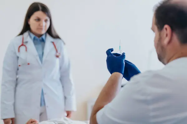 Bir Hastane Odasında Sağlık Tedavi Hizmeti Sunan Infüzyon Kan Nakli — Stok fotoğraf