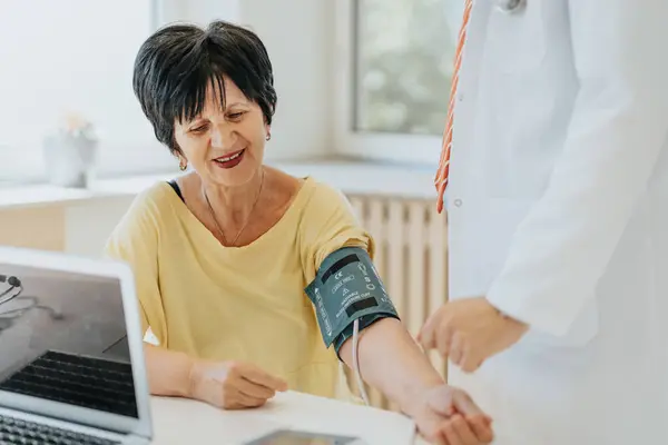Experienced Cardiologist Checks Elderly Womans Blood Pressure Using Stethoscope Sphygmomanometer — Stock Photo, Image
