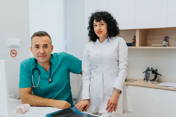 Ein Arzt Und Eine Krankenschwester Posieren Zusammen — Stockfoto