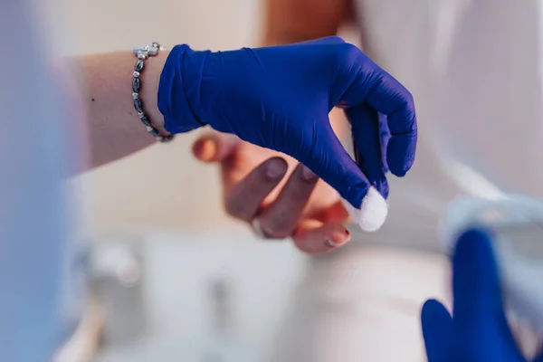 Een Medische Kliniek Controleert Een Ervaren Arts Bloeddruk Bloedsuikerspiegel Voert — Stockfoto