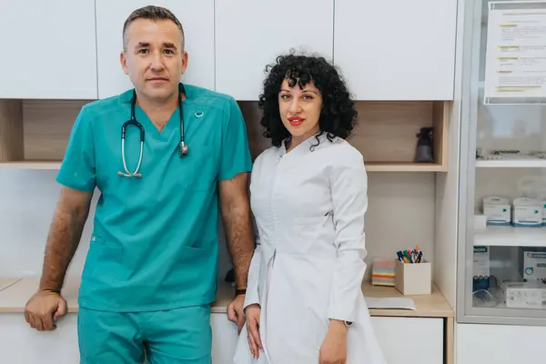 Deux Médecins Hommes Femmes Posant Pour Caméra Bureau Avec Léger — Photo