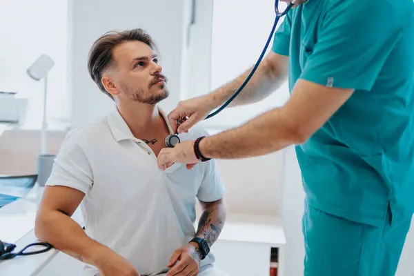 Erfarna Manliga Läkare Kontrollera Patienter Hälsoproblem Och Mäta Hjärtfrekvens — Stockfoto