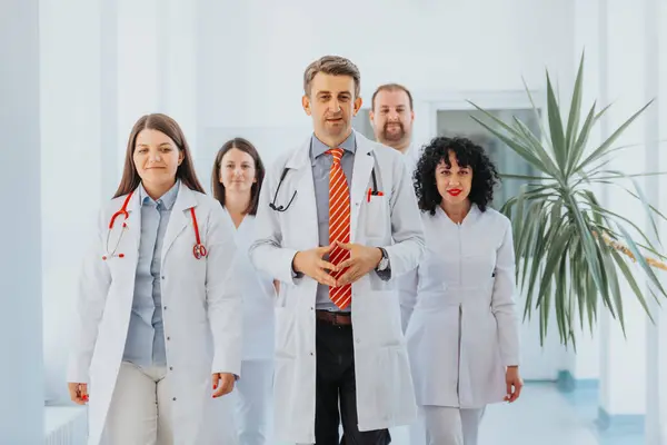Una Doctora Confiada Junto Con Grupo Doctores Camina Una Sala —  Fotos de Stock