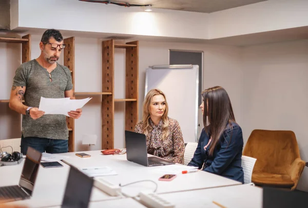 Business People Discussing Project Late Night Modern Meeting Room Work — Stock Photo, Image