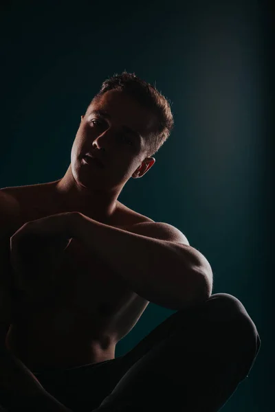 Confident Fit Man Posa Studio Mostrando Muscoli Flessione Sfondo Turchese — Foto Stock