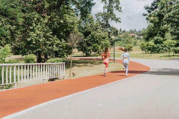 Подтянутые Девушки Городском Парке Активные Друзья Наслаждаются Тренировками Свежем Воздухе — стоковое фото