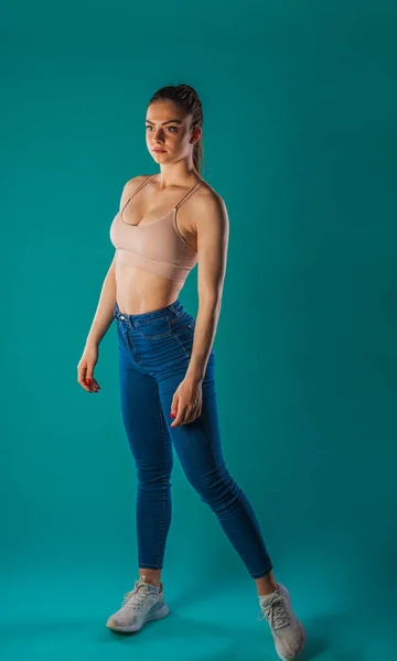 Confident Female Fitness Model Posing Progress Turquoise Studio — Stock Photo, Image