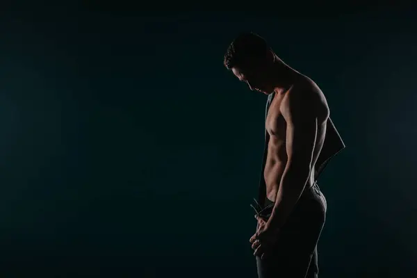 筋肉の男性 フィットモデルは 強い体格を示しています シルエット 健康でアクティブなライフスタイルをインスパイアします 胸を彫刻した アスリート スポーツマン スタジオポーズ — ストック写真