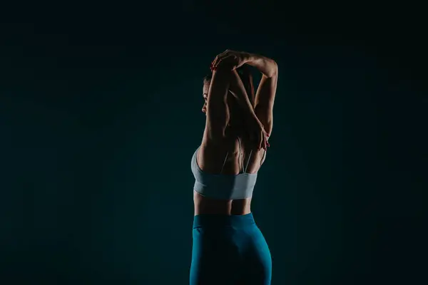 Ajuste Metas Fitness Femininas Alcançando Rotina Exercício Intenso Dark Studio — Fotografia de Stock