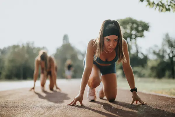 アウトドアフィットネス 持久力と強さのための自然におけるアクティブな女性トレーニング — ストック写真