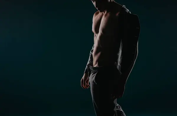 強力なスタジオのシルエットで筋肉を表示するフィットマン — ストック写真