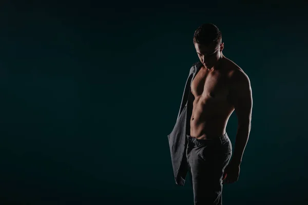 筋肉を柔らかくするフィットマン 強い体格を示します フィットネスの目標のためのモチベーション — ストック写真