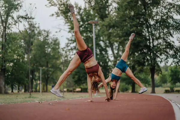 360 Degree Cartwheel Flips Athletic Sisters Show Flexibility Strength Nature — Stock Photo, Image
