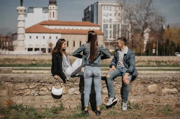 都市に座って立っている間 街にぶら下がっている3人の親友 — ストック写真