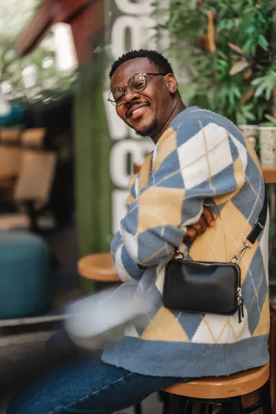 Bonito Preto Homem Posando Para Câmera Sorrindo Enquanto Faz Uma — Fotografia de Stock