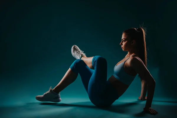 Confident Young Woman Dark Studio Showcasing Her Powerful Fitness Transformation — Stock Photo, Image