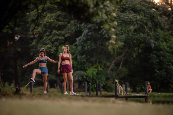 Active Female Athletes Exercising Gorgeous Bridge Green Park — Stock Photo, Image