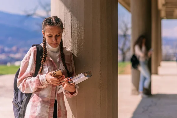 Okul Bahçesinde Bir Sütuna Yaslanıp Telefonuyla Sohbet Eden Liseli Kız — Stok fotoğraf
