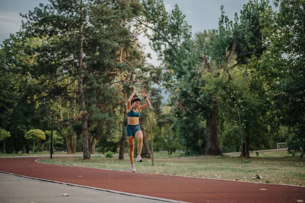 Formda Kız Atletik Vücudunu Sergilerken Aynı Zamanda Bir Doğa Parkında — Stok fotoğraf