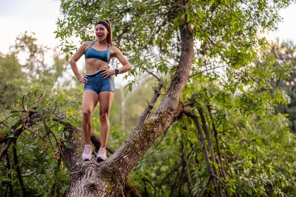Fit Flexible Girl Climbs Tree Training Exercising Green Park Enjoying — Stock Photo, Image