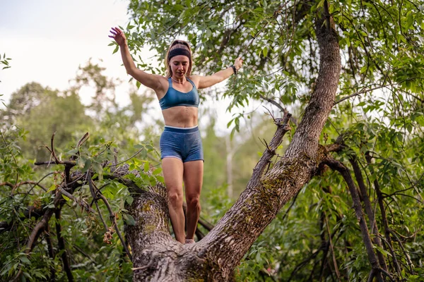 Fit Girl Exercises Stretches Tree Preparing Evening Workout Nature She — Stock Photo, Image