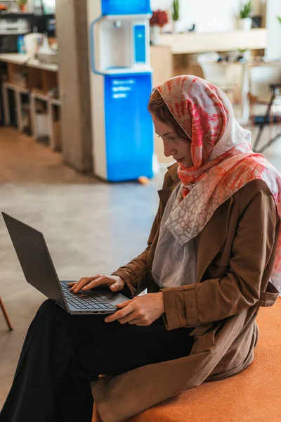 Foto Vista Lateral Jovem Empresário Hijab Trabalhando Parte Superior Escritório — Fotografia de Stock
