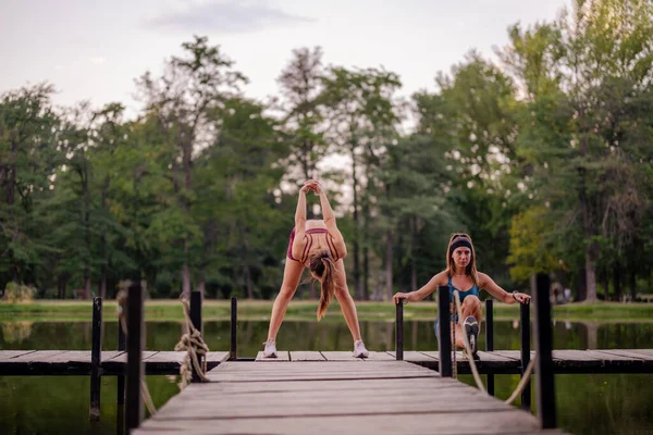 Fit Girls Warming Together Green Park Athletic Bodies Stretching Bridge — Stock Photo, Image