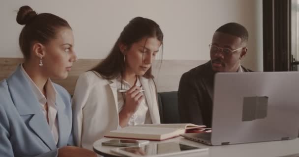 Multiraciale Forretningsfolk Der Holder Møde Cafeen – Stock-video