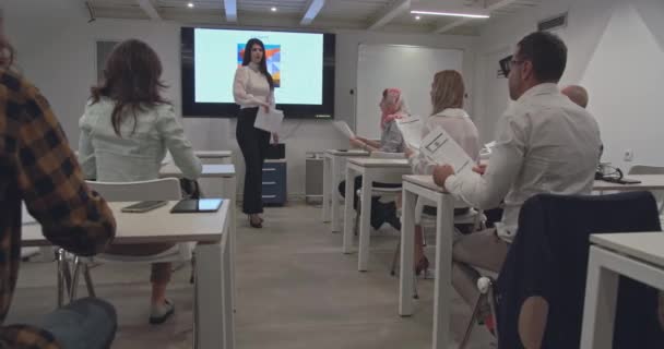 Kontoret Klassrummet Området Vacker Kvinnlig Lärare Kastar Papper Som Ett — Stockvideo