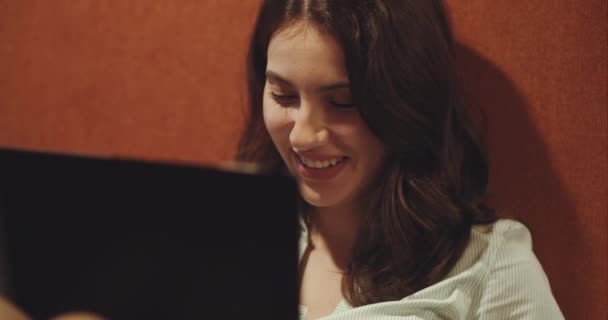 Bild Vackra Kvinnliga Anställd Frilansare Som Arbetar Distans Sin Laptop — Stockvideo