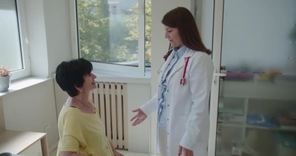 Yaşlardaki Kadın Hasta Klinikteki Doktor Uzmanla Konuşuyor Sağlık Sorunlarını Anlatıyor — Stok video