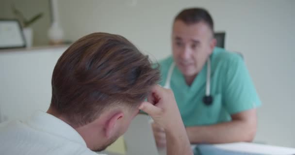 Médecin Expérimenté Parle Son Jeune Patient Réconforte Lui Assurant Que — Video