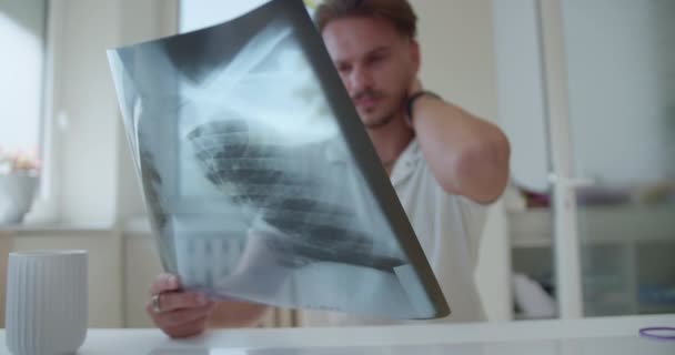 Dokter Muda Membaca Dan Menganalisis Hasil Ray Untuk Pasiennya Sambil — Stok Video
